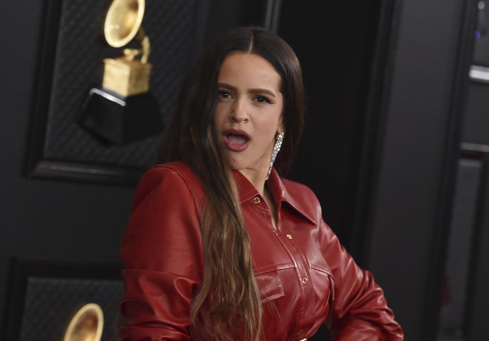 Rosalía llega a la 62a entrega anual de los Grammy en el Staples Center el domingo 26 de enero de 2020 en Los Angeles. (Foto Jordan Strauss/Invision/AP)