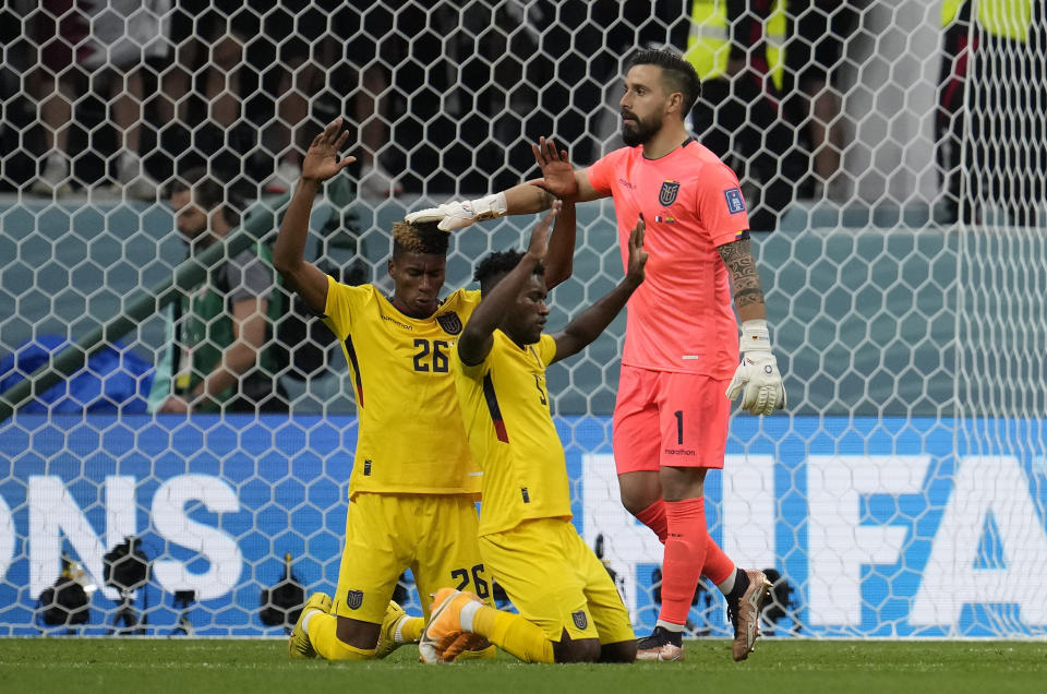 Los ecuatorianos Kevin Rodríguez, José Cifuentes y el portero Hernán Galíndez (de izquierda a derecha) celebran su victoria en el primer partido del Grupo A del Mundial, frente a la anfitriona, Qatar, en el estadio Al Bayt Stadium de Jor, Qatar, el 20 de noviembre de 2022. (AP Foto/Natacha Pisarenko)