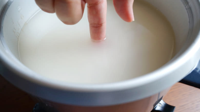 finger in water for rice