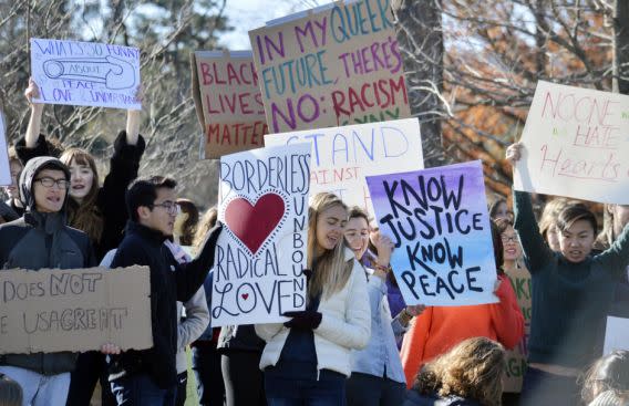 Manifestantes protestan con letreros. Foto: AP
