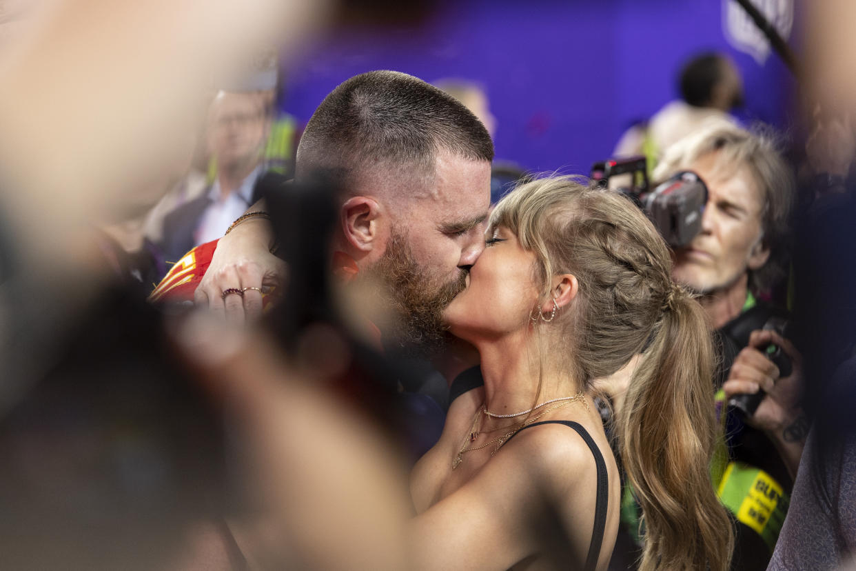 Travis Kelce besó y abrazó efusivamente a su novia Taylor Swift tras ganar el Super Bowl. (Photo by Michael Owens/Getty Images)