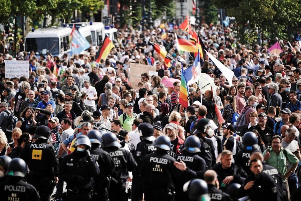 29.08.2020, Berlin: Teilnehmer einer Demonstration gegen die Corona-Maßnahmen stehen auf der Straße des 17. Juni. Foto: Michael Kappeler/dpa +++ dpa-Bildfunk +++<span class="copyright">Michael Kappeler / dpa</span>