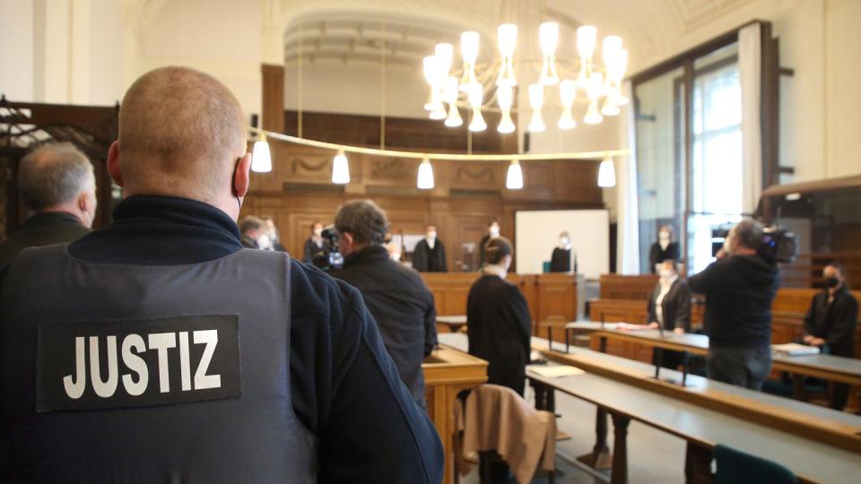 Im Saal 700 des Kriminalgerichts Moabit warten Prozessbeteiligte auf die Fortsetzung des Prozesses am Landgericht Berlin gegen den 30-Jährigen.