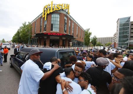 Family members gather behind the hearse carrying the remains of the late B.B. King during a procession down Beale Street in Memphis, Tennessee May 27, 2015. REUTERS/Mike Blake