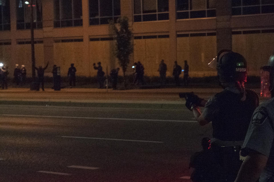 La policía acordona el lugar de los arrestos masivos después de las protestas por el asesinato de George Floyd en Minneapolis, el domingo 31 de mayo de 2020. (Peter Van Agtmael/The New York Times)