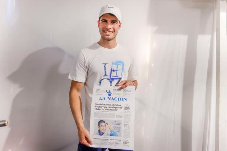 Carlos Alcaraz, en febrero de 2023, con una portada de LA NACION, en la que fue protagonista