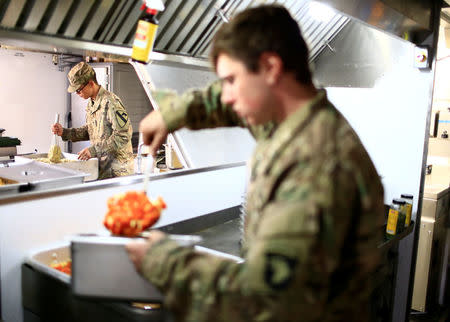 U.S. soldiers prepare meals during celebrations of the Thanksgiving Day at the U.S. army base in Qayyara, south of Mosul, Iraq November 24, 2016. REUTERS/Thaier Al-Sudani