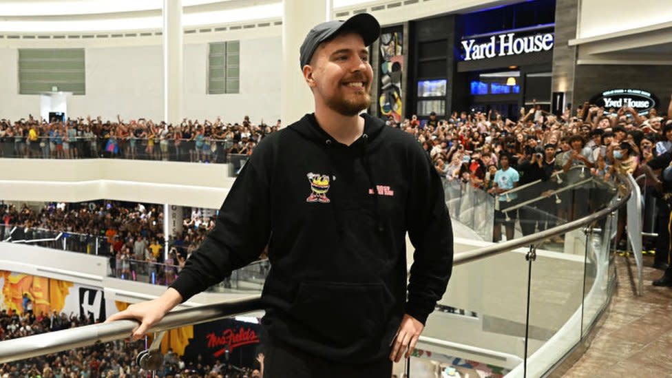 MrBeast rodeado por sus fans en un centro comercial.