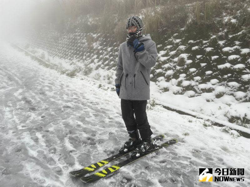 ▲大屯山自清晨起開始降雪，不少民眾不畏低溫上山賞雪，甚至還自備滑雪板，直接來一趟「偽出國」。（圖/記者葉政勳攝）