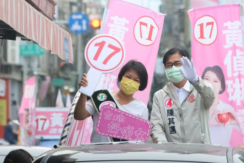 ▲陳其邁今天上午特別再次陪同黃偵琳車隊掃街再度向選民宣示，處在當選邊緣的黃偵琳，需要選民多拉一票。(圖／記者郭凱杰翻攝)