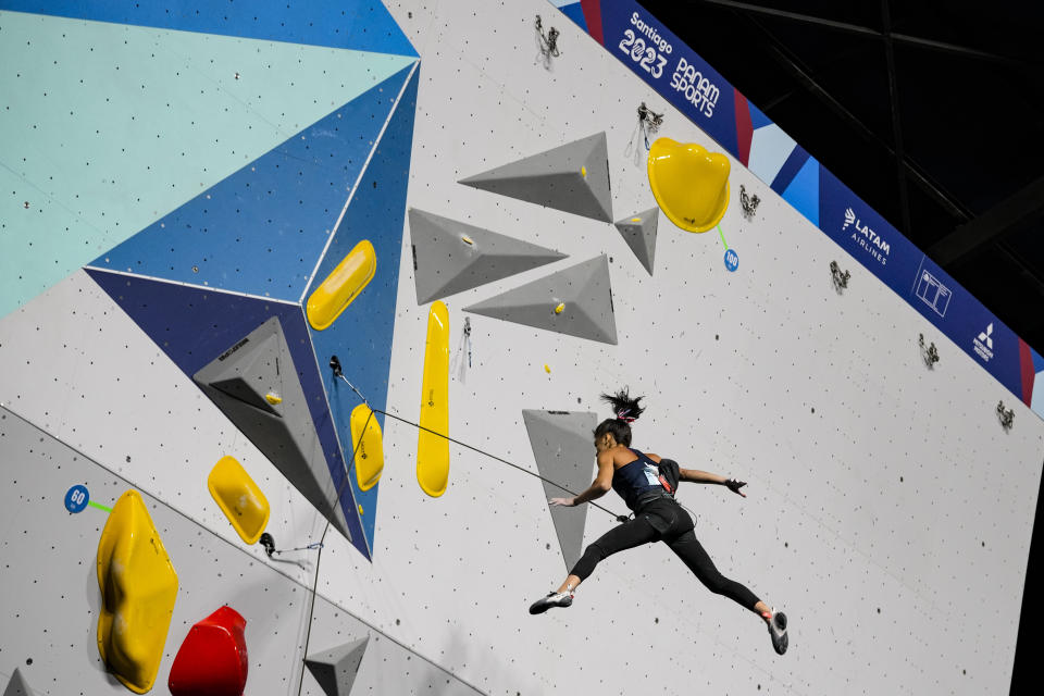 La estadounidense Natalia Grossman compite en la final femenina de escalada boulder en los Juegos Panamericanos, en Santiago, Chile, el 24 de octubre de 2023. Chile construyó seis sedes para los 30 eventos deportivos, una inversión de 507 millones de dólares. (AP Foto/Esteban Félix)