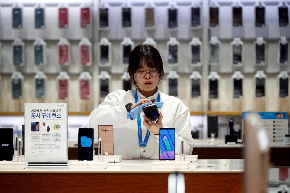 Un empleado de una tienda de Samsung. Foto: REUTERS/Kim Hong-Ji