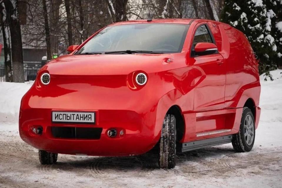 俄羅斯推出該國首款全國產零件製造的電動車「Amber」。（圖／翻攝自X）