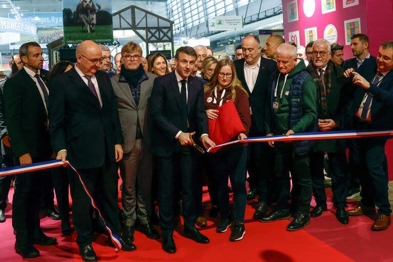 El presidente francés, Emmanuel Macron, corta una cinta mientras inaugura la 60.ª Feria Internacional de Agricultura 