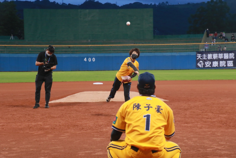 中職睽違14年重返台東，縣長饒慶鈴擔任開球嘉賓。（圖／台東縣政府提供）