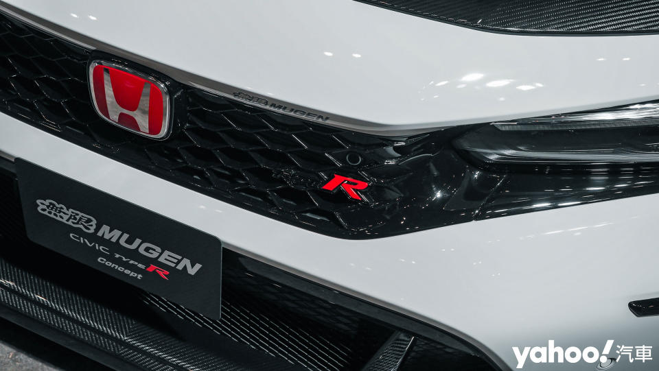 略帶弧線的水箱護罩格網上，還有著象徵Type R車型的字樣和紅底廠徽。