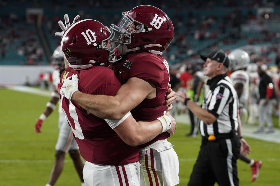 El wide receiver de Alabama Slade Bolden, a la derecha, celebra después de anotar un touchdown con el quarterback Mac Jones en la segunda mitad del campeonato nacional del fútbol americano colegial ante Ohio State, el lunes 11 de enero de 2021, en Miami Gardens, Florida. (AP Foto/Chris O'Meara)