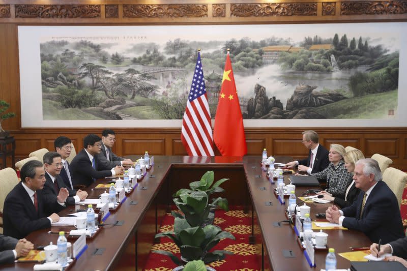 美國國務卿提勒森（右）訪問北京，與中國外交部長王毅（左）展開雙邊會談。（美聯社）