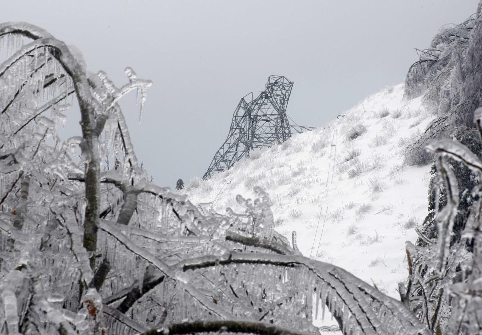 Un ángulo más de las torres eléctricas vencidas por el hielo. REUTERS/Srdjan Zivulovic