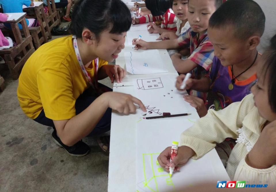 員林家商幼保科師生利用暑假期間，將幼保知能輔導列車駛近泰北，進行幼兒教育服務，播下華文教育的種子。（圖／記者陳雅芳翻攝，2017.8.10）