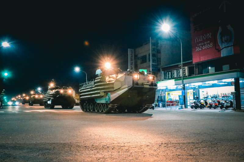 20201103-海陸登車大隊AAV7兩棲突擊車車隊行駛市區道路。（國軍第四作戰區提供）