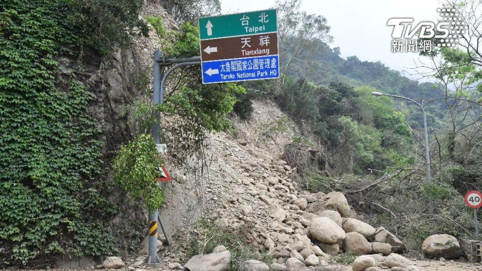 許多道路因地震坍方而受阻。（圖／胡瑞麒攝）