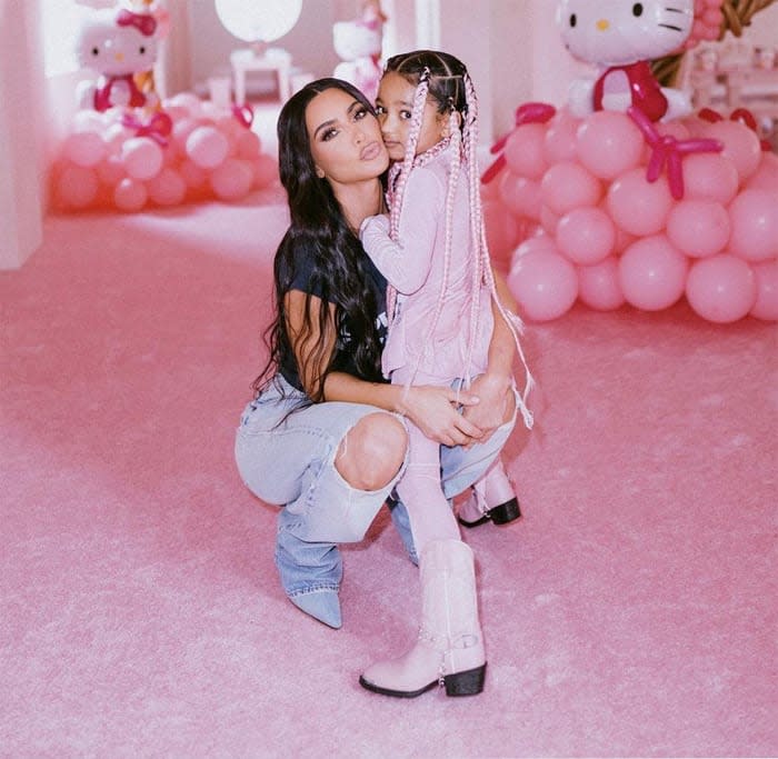 Kim Kardashian y su hija Chicago son idénticas