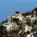 Situado entre la costa y las montañas, el hotel está a apenas tres minutos andando de Villa Rufolo, a 6,3 kilómetros de la catedral de Amalfi y a 11 de las cuevas Grotta dello Smeraldo. Además, también se encuentra cerca de otros lugares de interés turístico como Capri, Positano o Pompeya. (Foto: Instagram / <a href="http://www.instagram.com/p/Bs_APzOHZMa/" rel="nofollow noopener" target="_blank" data-ylk="slk:@belmondhotelcaruso" class="link ">@belmondhotelcaruso</a>).