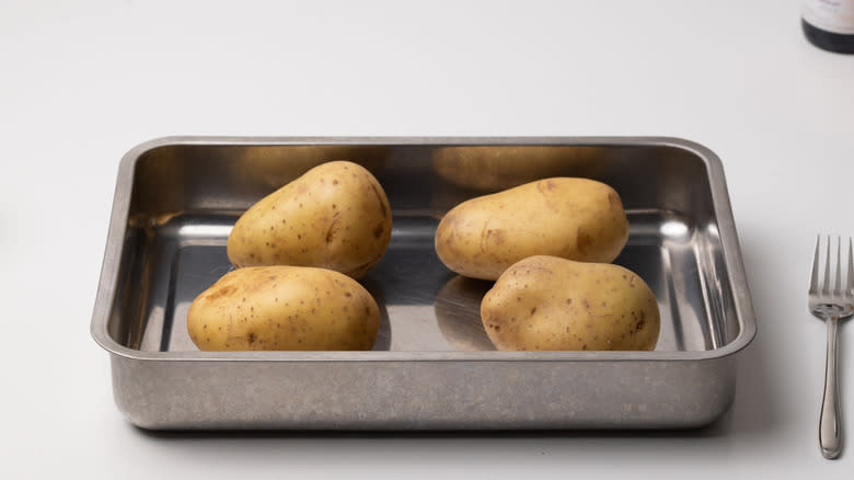 baking potatoes in baking tray