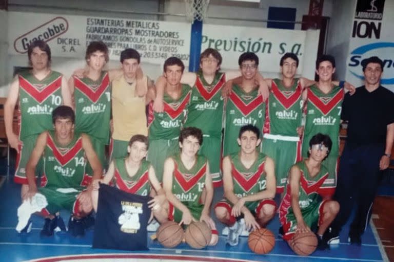 Nicolás Furtado (con la camiseta 7, el segundo desde la izquierda entre los parados) jugó al basquet en Uruguay, Para él, podría haber llegado a ser jugador profesional