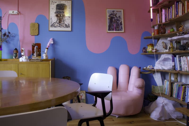 <span>The custom pink and blue painting that Jan and their ex made on the wall is an element that inspired a lot of the home's look.<br> Credit: <a href="https://www.instagram.com/katemoozle" rel="nofollow noopener" target="_blank" data-ylk="slk:Kate Clarkson;elm:context_link;itc:0;sec:content-canvas" class="link ">Kate Clarkson</a></span> <span class="copyright">Credit: <a href="https://www.instagram.com/katemoozle" rel="nofollow noopener" target="_blank" data-ylk="slk:Kate Clarkson;elm:context_link;itc:0;sec:content-canvas" class="link ">Kate Clarkson</a></span>