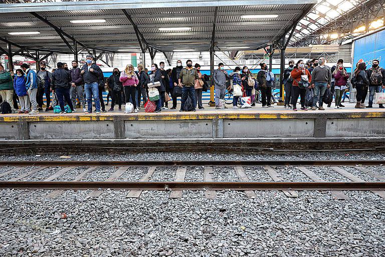 Caos y cierre de la estación Constitución por un piquete de trabajadores en las vías