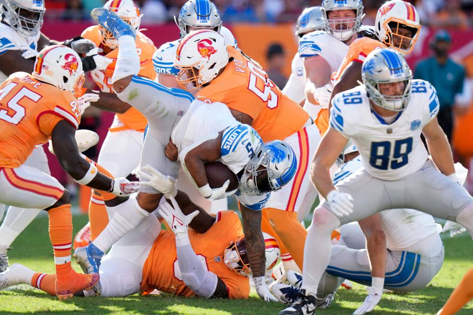 Detroit Lions running back David Montgomery (5) runs the ball against the Tampa Bay Buccaneersduring the first half at Raymond James Stadium in Tampa, Florida, on Sunday, Oct. 15, 2023.