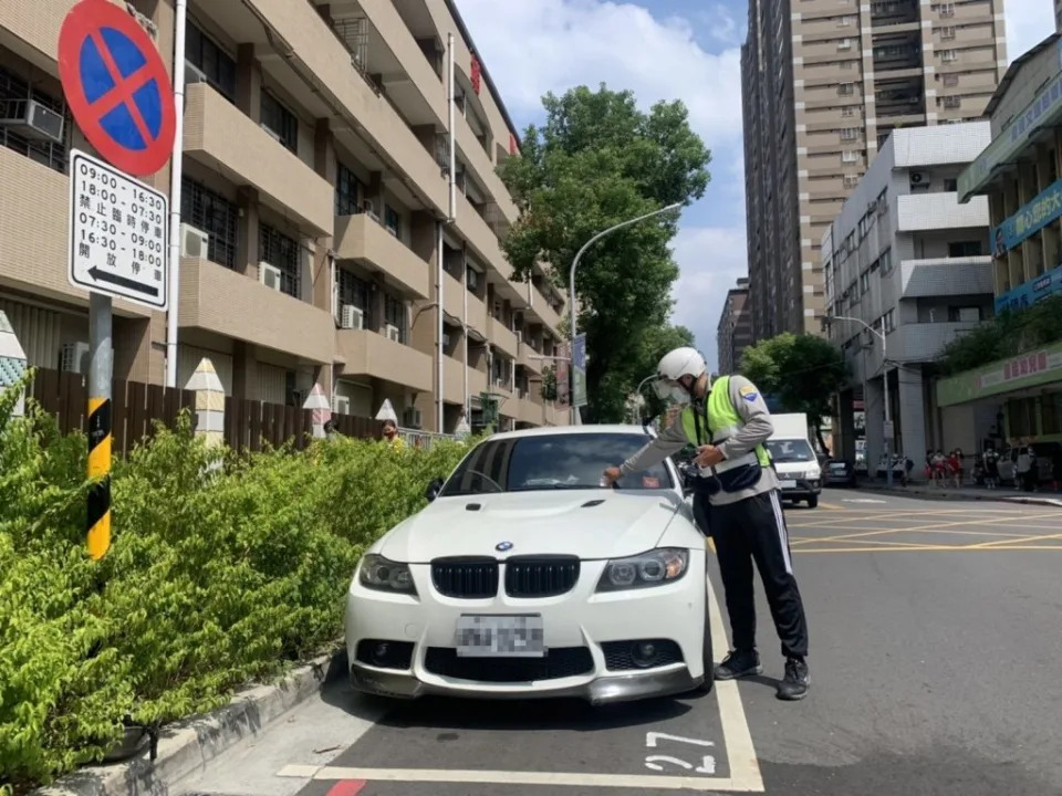 新北市交通局表示，十一月二十六日投票日，觀光旅遊景點及商圈地區附近路邊停車格等假日收費路段，將照常收費。（新北市交通局提供）