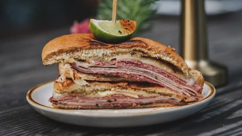 Cuban sandwich with lime