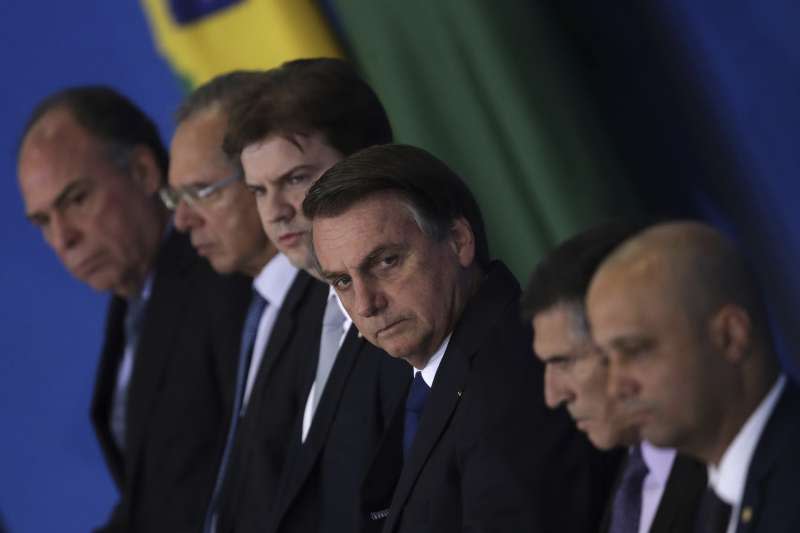 巴西總統博索納羅神情凝重（左4）。（AP）