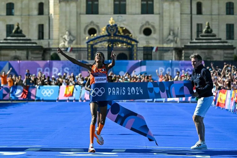 La neerlandesa Sifan Hassan dominó el maratón en París. (Photo by Andrej ISAKOVIC / AFP)