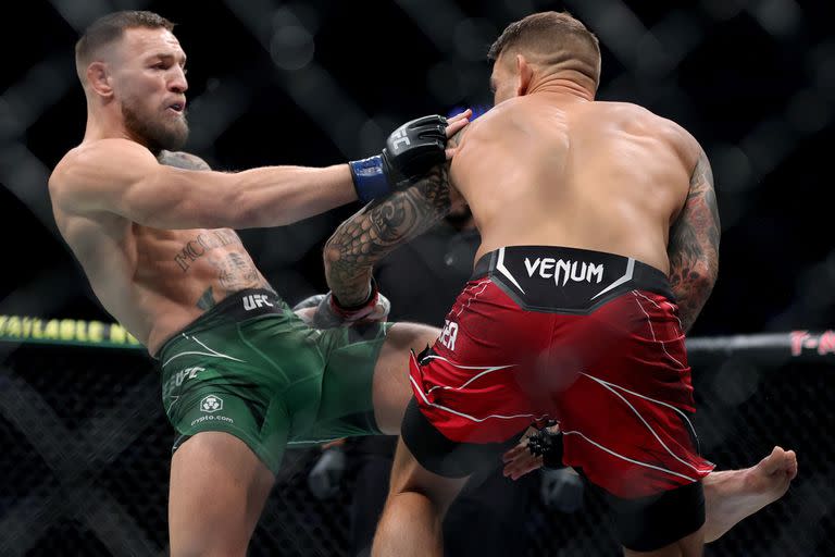 Conor McGregor volvió a pasarla mal con el norteamericano Dustin Poirier