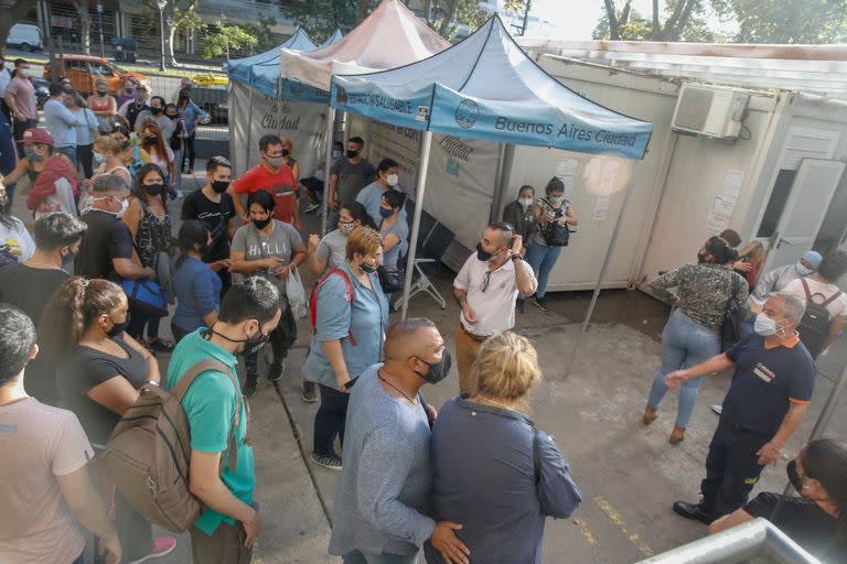 Ayer se registraron largas filas para hisoparse en los hospitales porteños