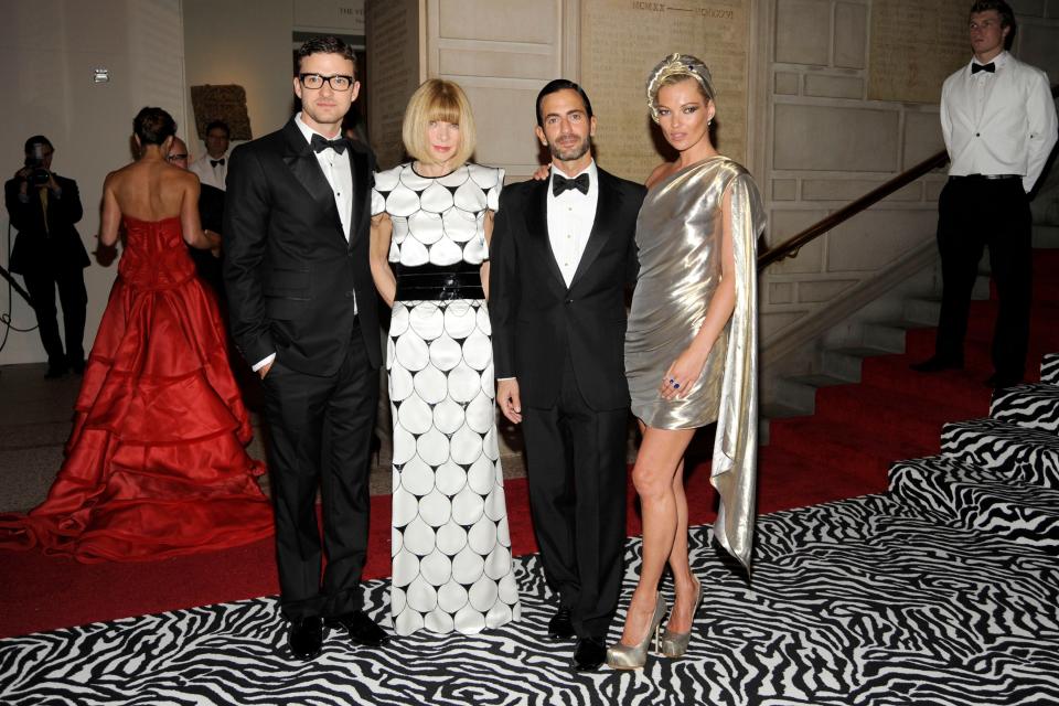 Justin Timberlake, Anna Wintour, Marc Jacobs, and Kate Moss pose on the red carpet at the 2009 Met Gala.