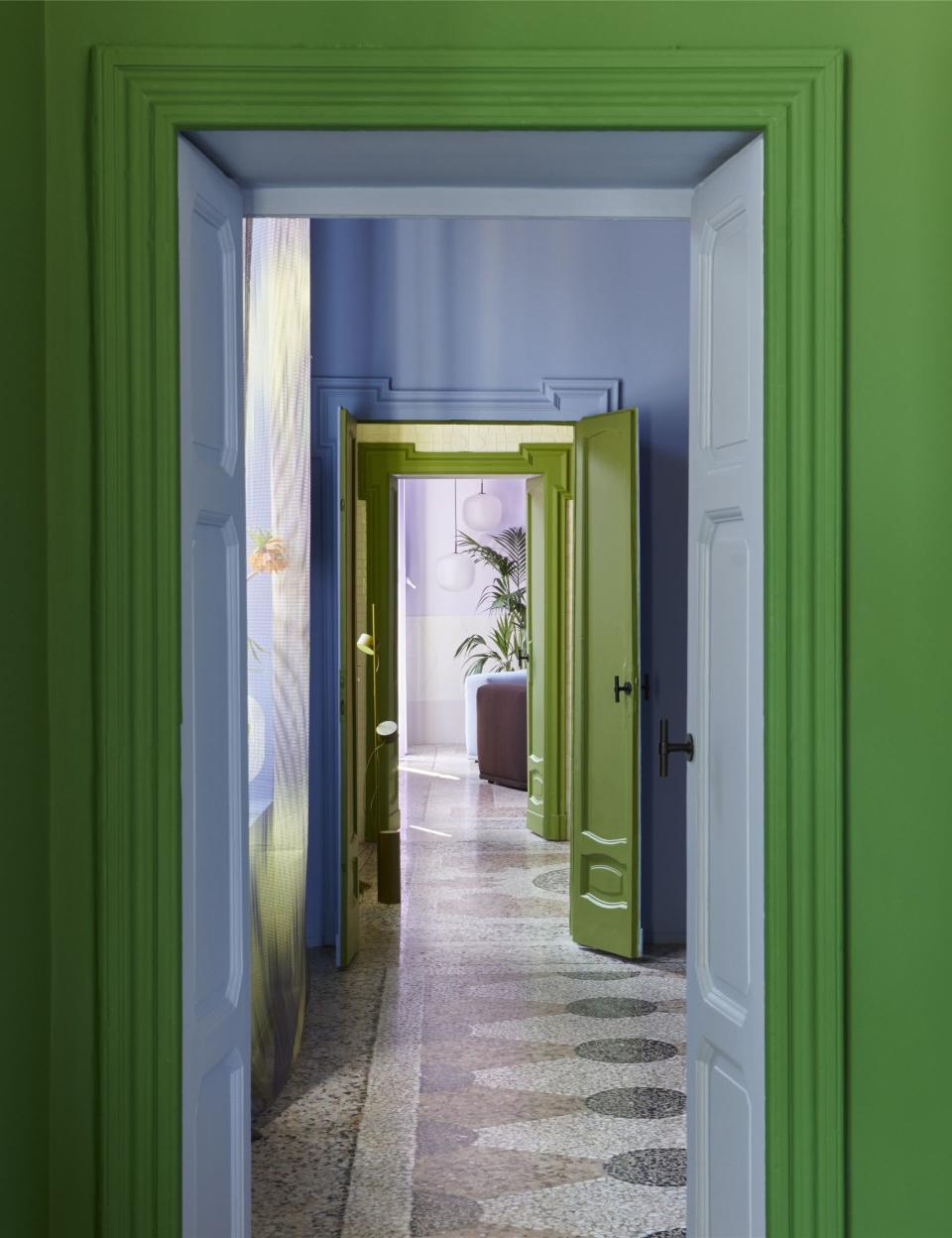 Le couloir vert et bleu Muuto à Milan