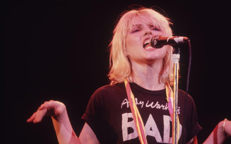 Frauen, die T-Shirts tragen? Anno dazumal undenkbar, spätestens seit Debbie Harry völlig normal. Kaum eine Sängerin beeinflusste die Mode so sehr wie die Blondie-Frontfrau, die in den 70-ern und 80-ern zahlreiche Welthits einsang (&quot;Atomic&quot;, &quot;Heart Of Glass&quot;, &quot;Call Me&quot;). Zudem gelang es Harry und ihrer Band, Punk und Pop stimmig auf einen Nenner zu bringen.