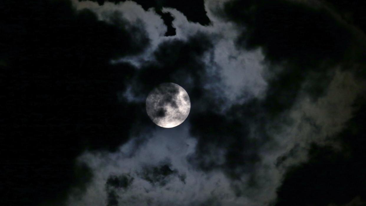 Der Mond ist im Mittel rund 380 000 Kilometer von der Erde entfernt. Sein Durchmesser beträgt etwa 3470 Kilometer - gut ein Viertel der Erde. Foto: Karl-Josef Hildenbrand