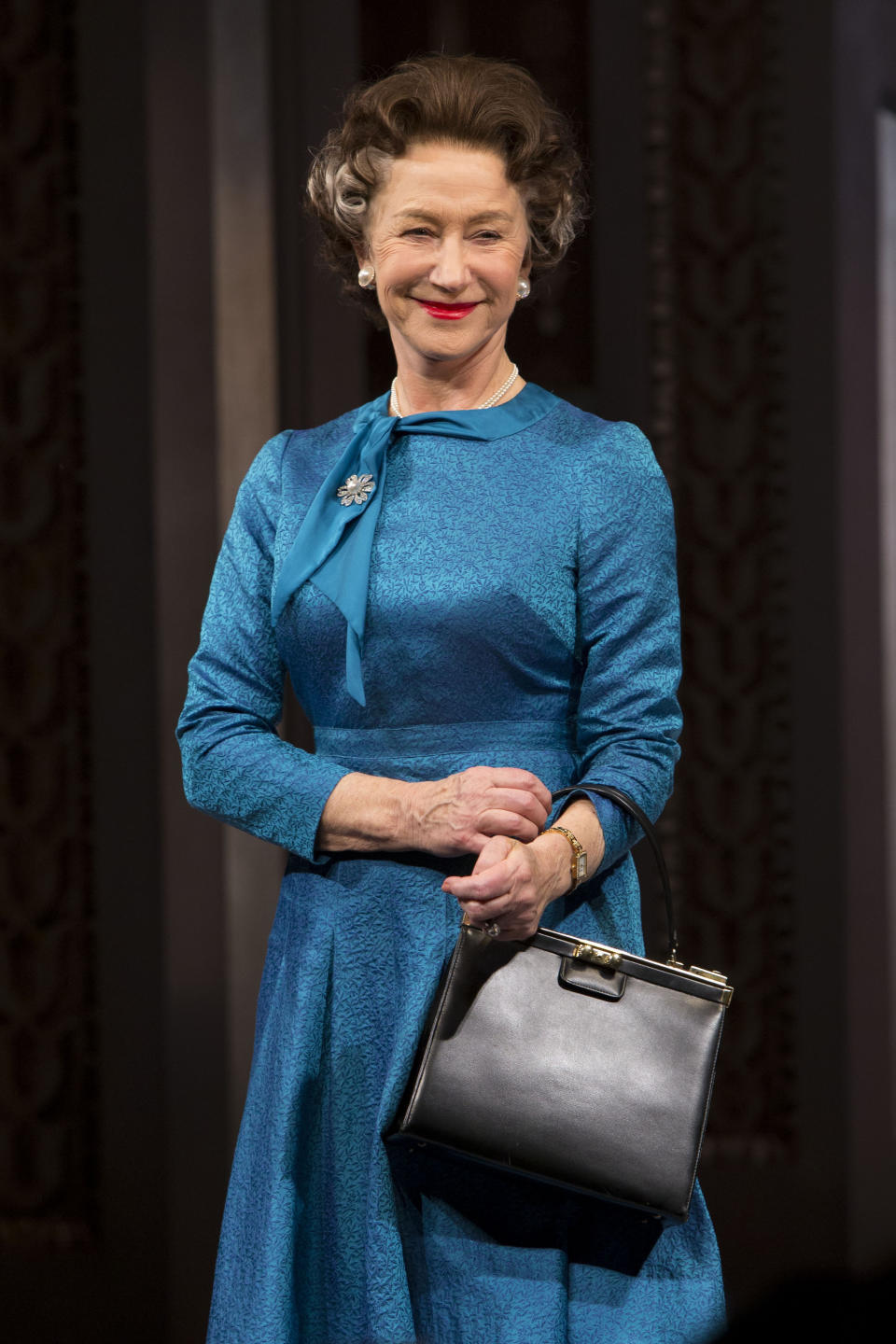 ARCHIVO - Helen Mirren interpreta a la reina Isabel II en la función inaugural de "The Audience" en Broadway el 8 de marzo de 2015 en Nueva York. (Greg Allen/Invision/AP, archivo)