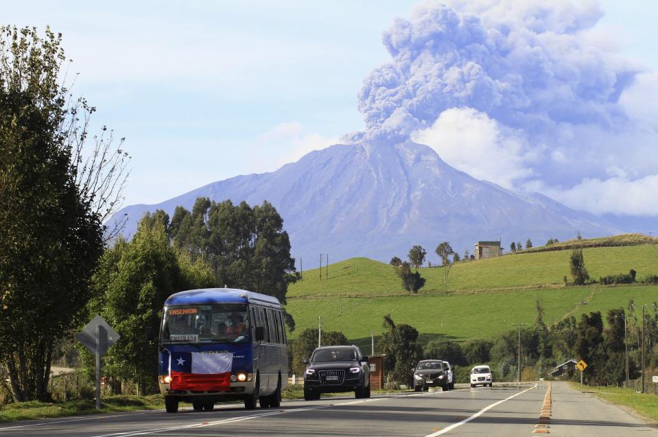 La columna de cenizas empezó a caer sobre decenas de localidades cuyos habitantes tenían permiso transitorio para realizar labores de limpieza para prevenir aluviones por causa de las lluvias. REUTERS/Carlos Gutierrez