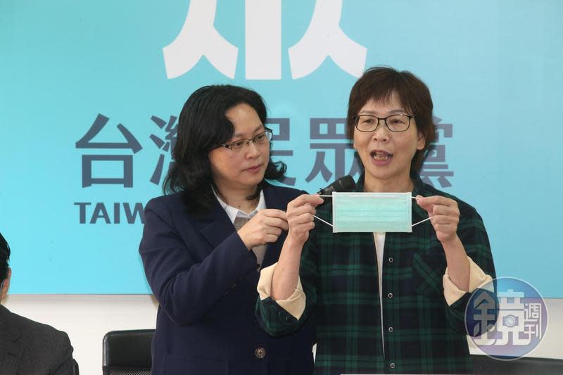 護理師出身的台灣民眾黨立委蔡壁如在記者會上示範如何正確穿戴口罩。