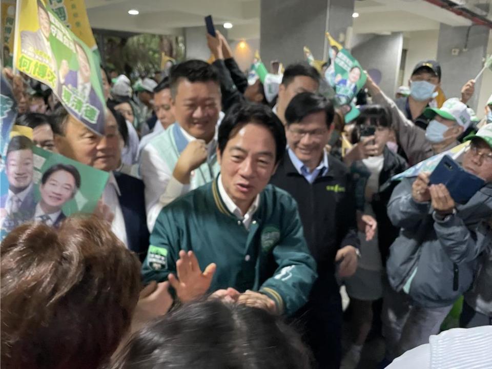 民進黨總統參選人賴清德（左）出席新北市第一選區立委參選人何博文競選總部成立大會，大進場時受到支持者熱烈歡迎，賴一一跟支持者握手互動。（蔡亞樺攝）