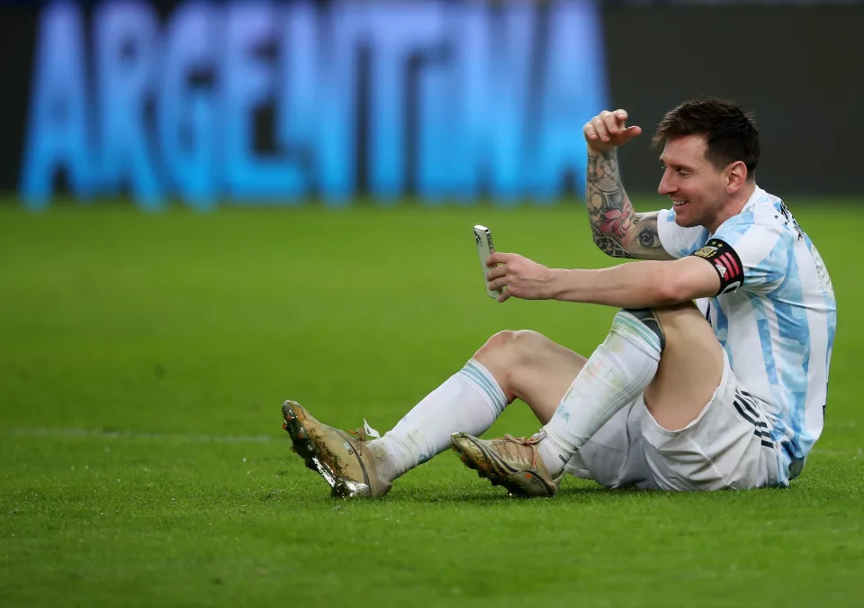 Messi celebra, por videollamada, la Copa Am&#xe9;rica 2021 obtenida en el campo del Maracan&#xe1;. (REUTERS/Ricardo Moraes)