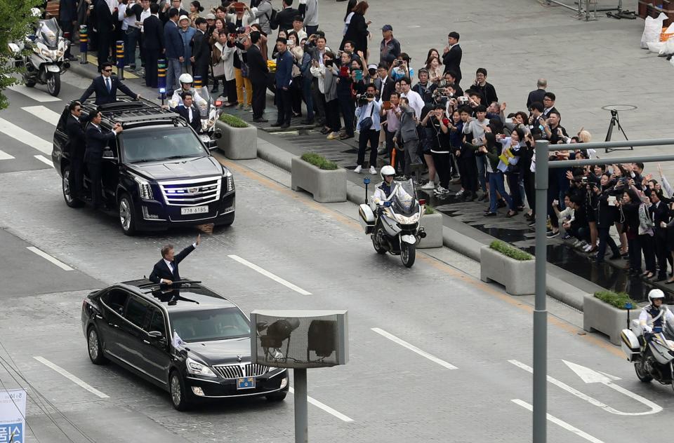 Moon Jae-in waves as he heads for the Presidential Blue House