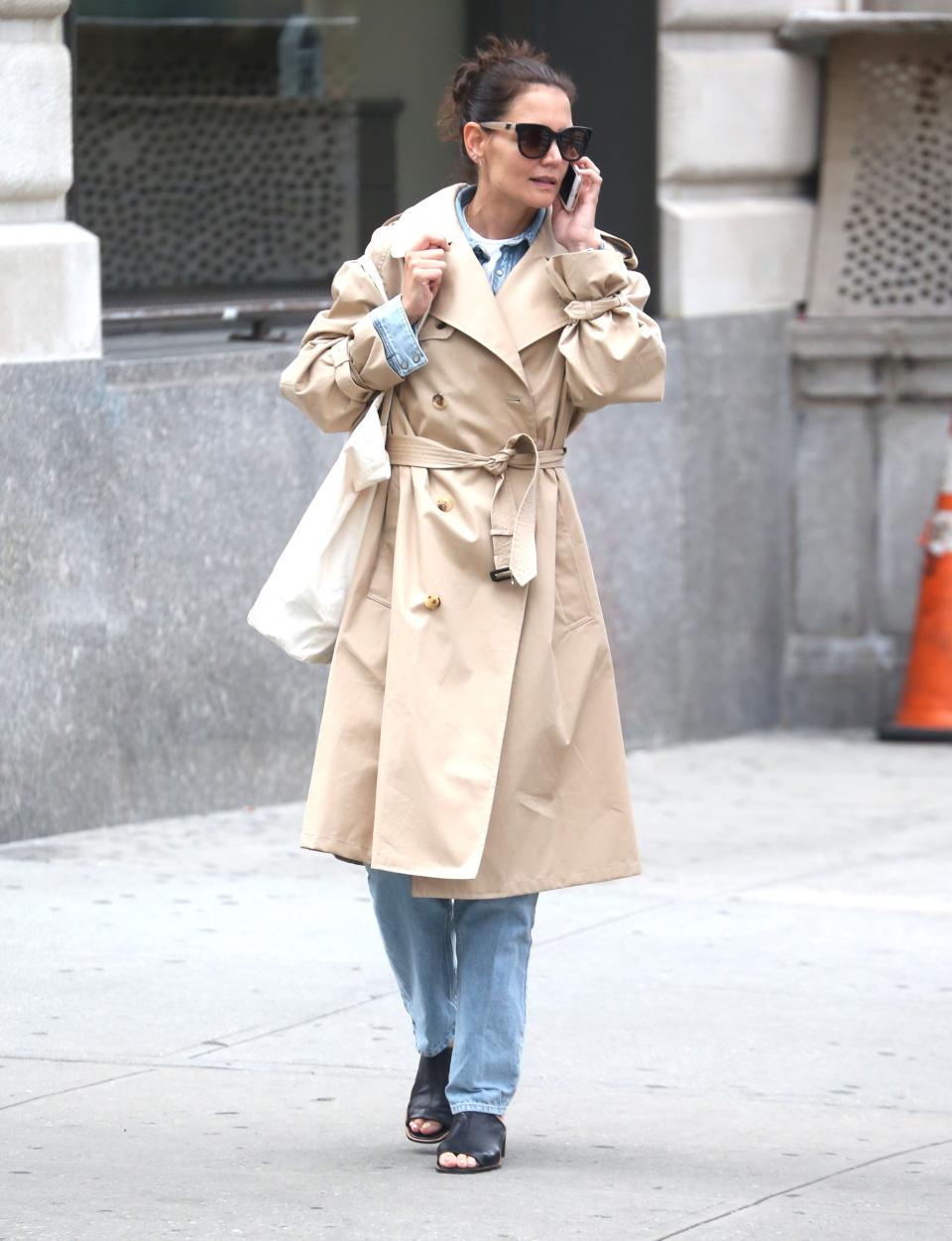 <h1 class="title">Katie Holmes brings style to the streets of NYC with a beige trench coat and opened toed mules</h1><cite class="credit">Photo: Backgrid</cite>